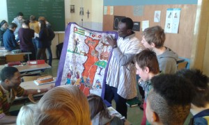 Fr. Alphons mit einem Tuch aus Togo