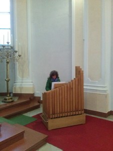 Frau Prof. Thell an der Orgel